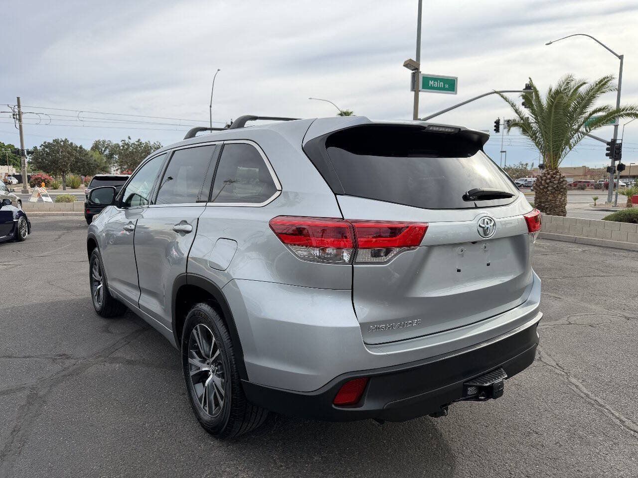 Used 2017 Toyota Highlander LE w/ Carpet Mat Package FWD image 4