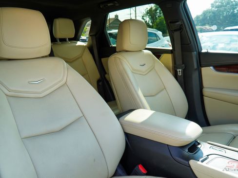 Used 2017 Cadillac XT5 Luxury w/ Driver Awareness Package image 18