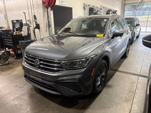 Used 2023 Volkswagen Tiguan SE FWD image 1