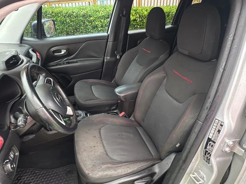 Used 2017 Jeep Renegade Trailhawk AWD/4WD image 14