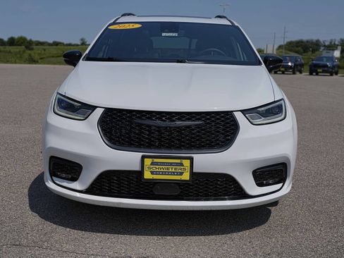 Used 2025 Chrysler Pacifica Limited FWD image 2