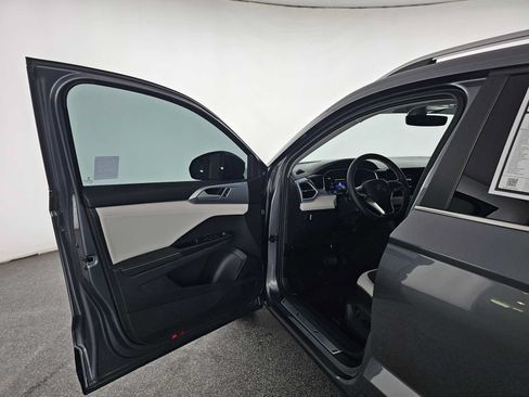 Used 2026 Volkswagen Taos SE FWD image 19