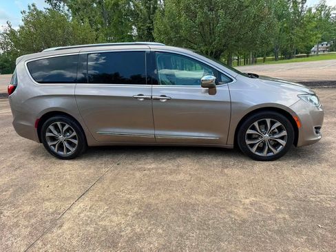 Used 2017 Chrysler Pacifica Limited FWD image 8