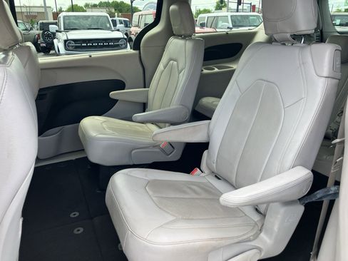 Used 2019 Chrysler Pacifica Touring-L FWD image 28