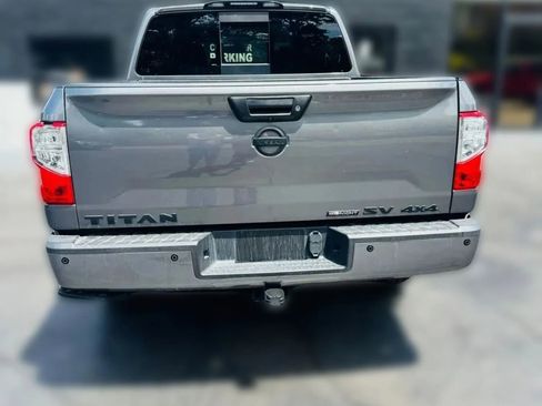 Used 2019 Nissan Titan SV w/ SV Convenience Package image 4