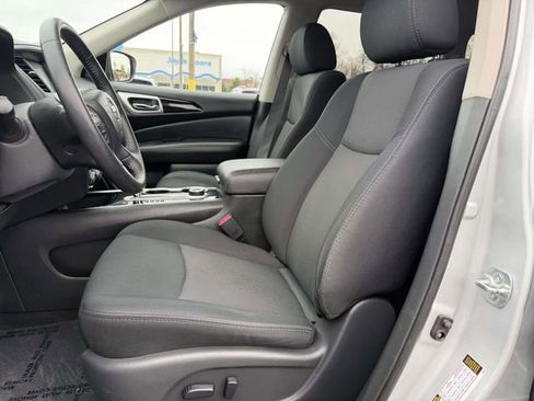 Used 2018 Nissan Pathfinder SV image 11