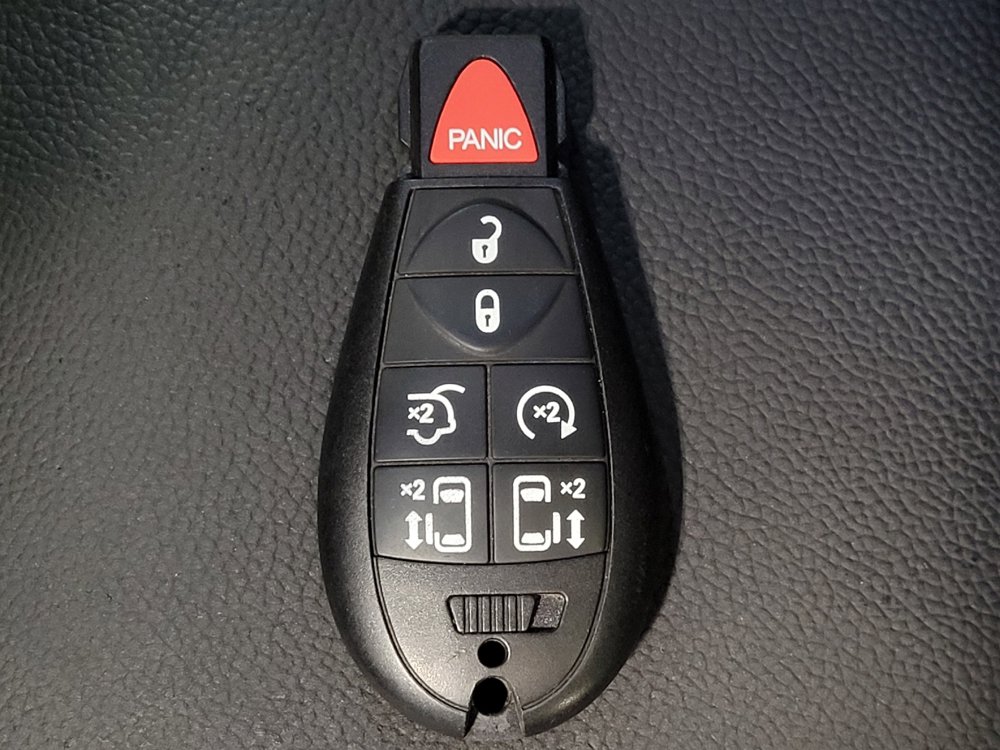 Used 2014 Chrysler Town & Country S FWD image 32