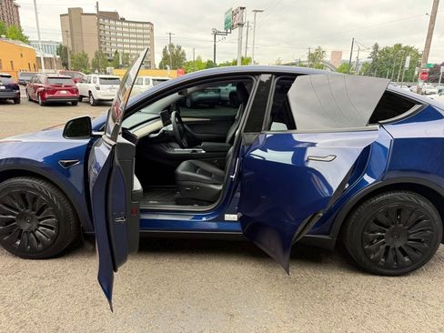 Used 2023 Tesla Model Y Long Range AWD/4WD image 16