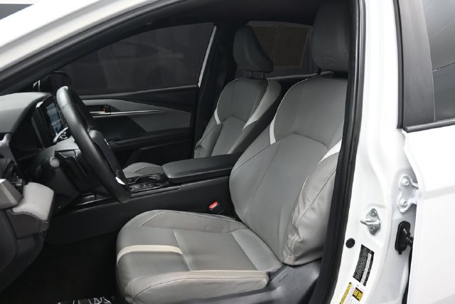 Used 2025 Toyota Camry SE w/ Convenience Package FWD image 5