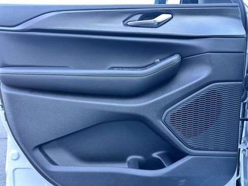 New 2025 Jeep Grand Cherokee L Altitude image 9