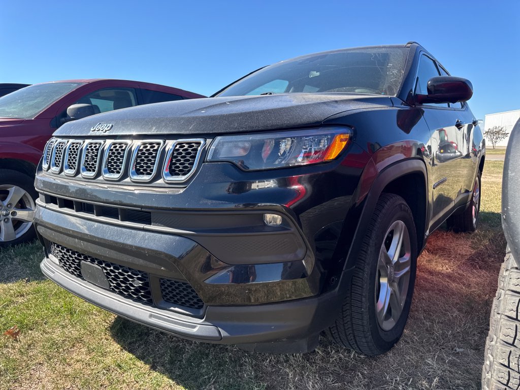 Used 2023 Jeep Compass Latitude w/ Convenience Group AWD/4WD image 1