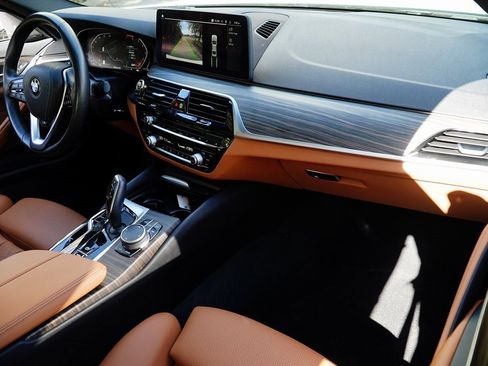 Used 2022 BMW 530i xDrive w/ M Sport Package image 11