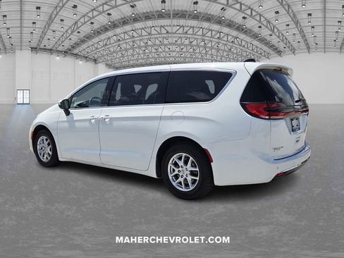 Used 2023 Chrysler Pacifica Touring-L image 5