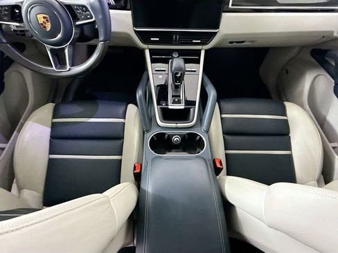 Used 2022 Porsche Cayenne AWD/4WD image 16