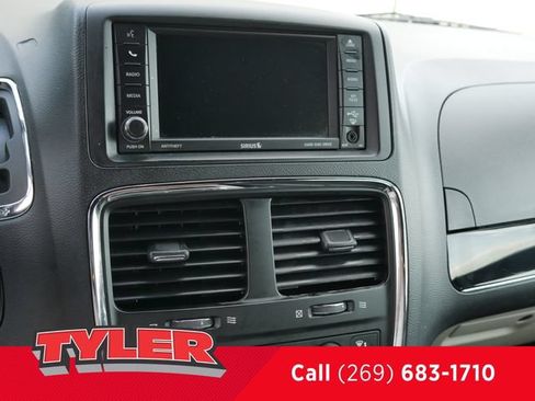 Used 2017 Dodge Grand Caravan SXT FWD image 31