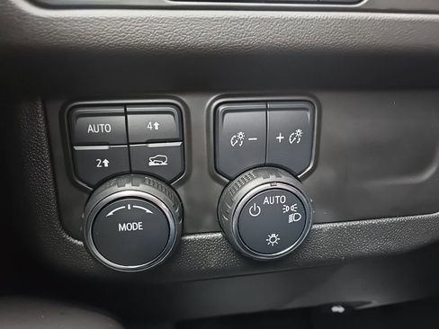 Used 2024 Chevrolet Suburban LT image 42