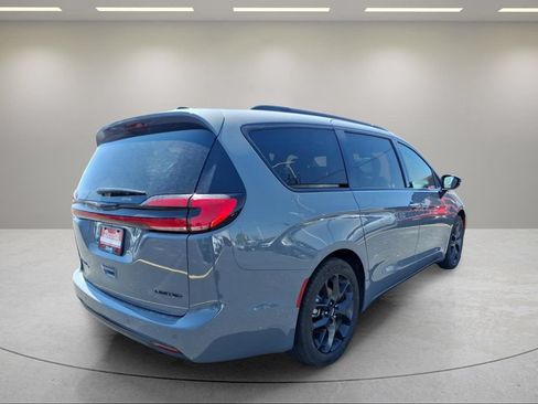 Used 2025 Chrysler Pacifica Limited FWD image 3