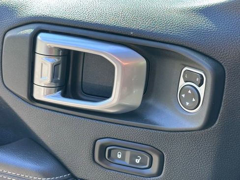 Used 2018 Jeep Wrangler Unlimited Sahara AWD/4WD image 20