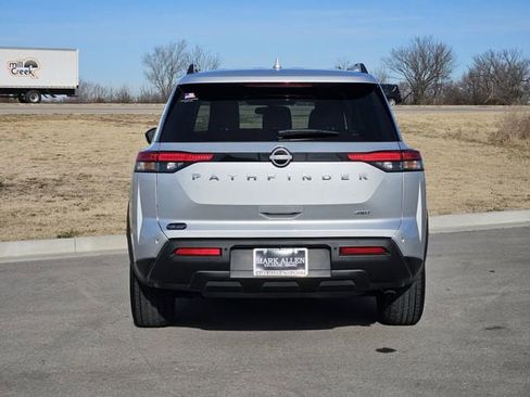 Used 2025 Nissan Pathfinder SV image 6