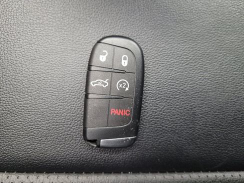 Used 2019 Jeep Grand Cherokee Laredo image 32