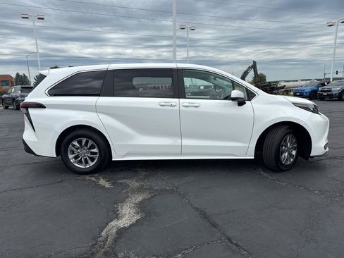 Used 2025 Toyota Sienna LE AWD/4WD image 10