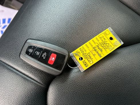 Used 2022 Toyota Highlander XLE image 28