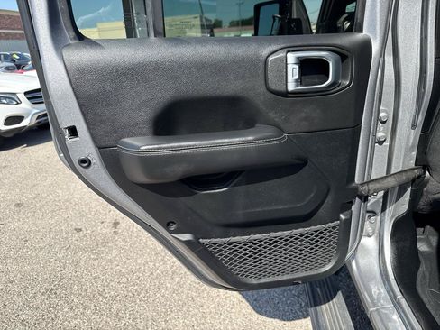 Used 2020 Jeep Gladiator Overland AWD/4WD image 16