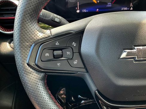 Used 2025 Chevrolet Trax RS w/ Sunroof Package FWD image 17