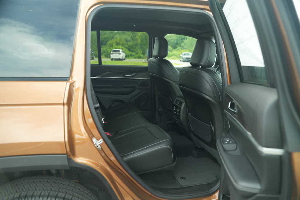 New 2026 Jeep Grand Cherokee Limited w/ MOPAR Finishing Package AWD/4WD image 21