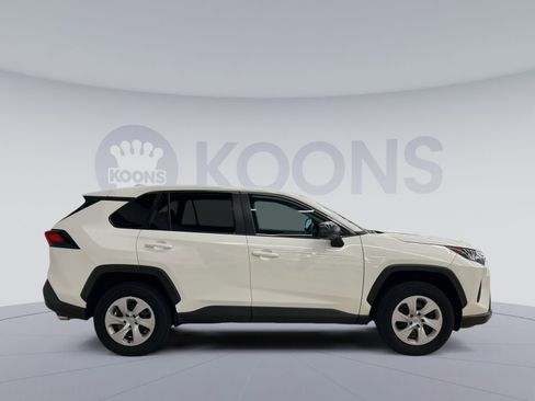 Used 2022 Toyota RAV4 LE image 7