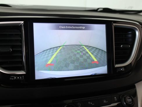 Used 2023 Chrysler Pacifica Touring-L FWD image 6