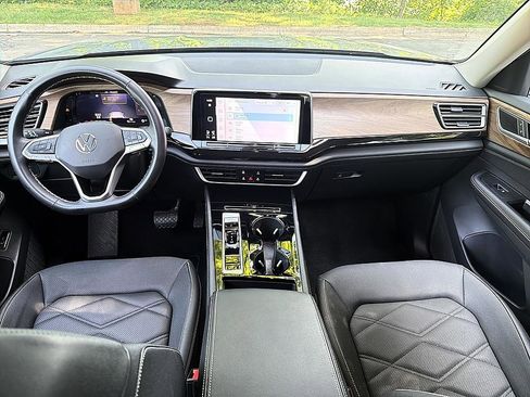 Used 2025 Volkswagen Atlas SE FWD image 18