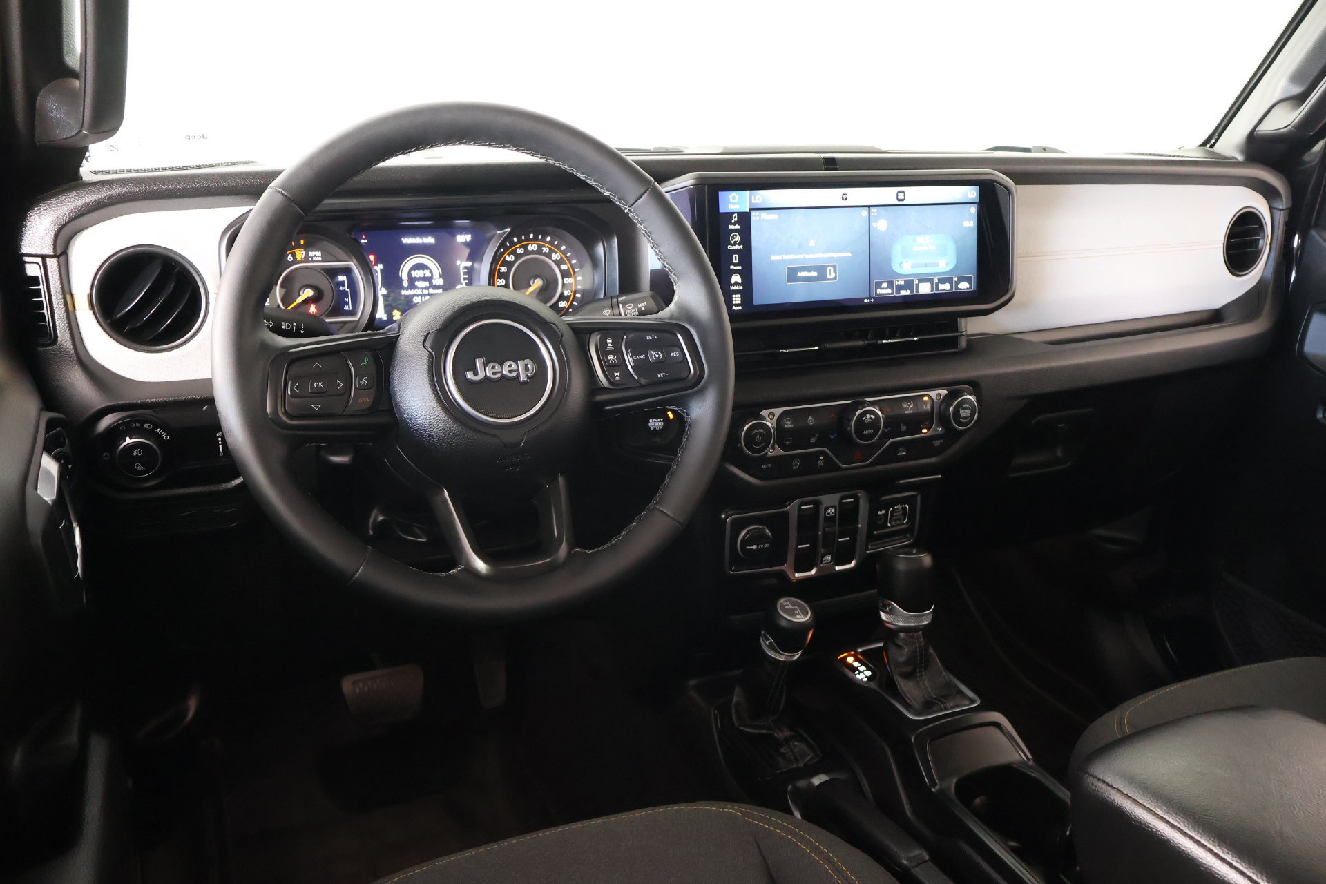 Used 2025 Jeep Gladiator Sport AWD/4WD image 2