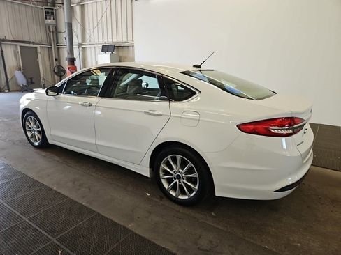 Used 2017 Ford Fusion SE w/ Fusion SE Technology Package FWD image 3