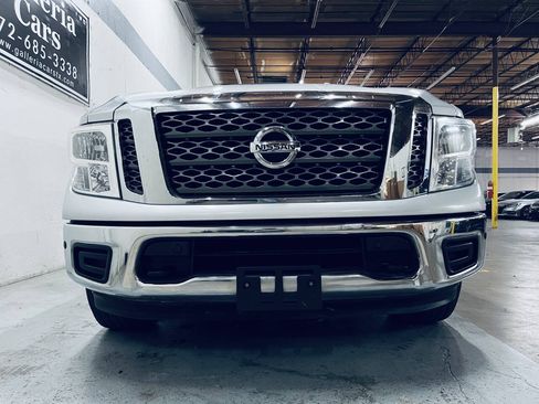 Used 2018 Nissan Titan SV w/ SV Convenience Package RWD image 4