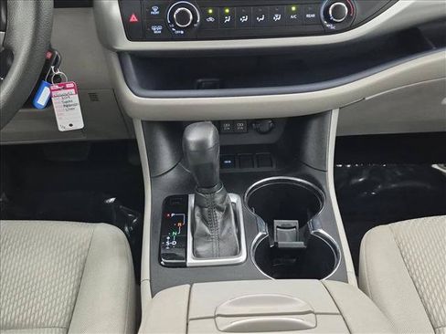 Used 2019 Toyota Highlander LE FWD image 12