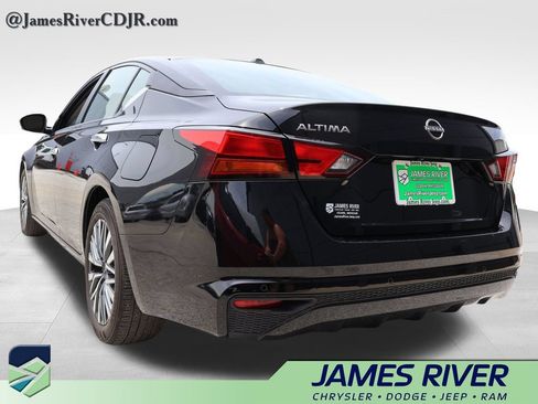 Used 2025 Nissan Altima 2.5 SV FWD image 3