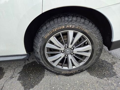 Used 2018 Nissan Pathfinder SV AWD/4WD image 32