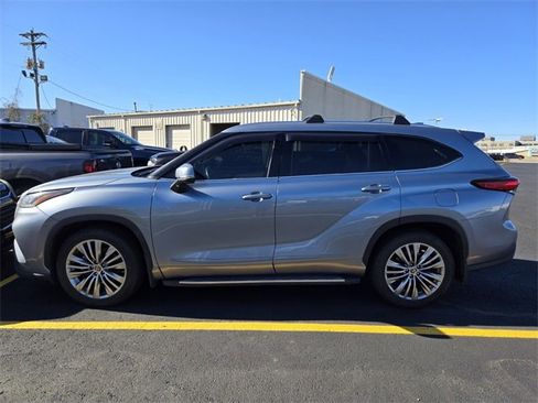 Used 2021 Toyota Highlander Platinum image 3