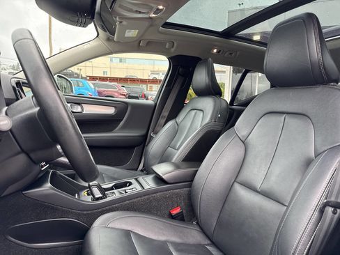 Used 2019 Volvo XC40 T5 Momentum image 32