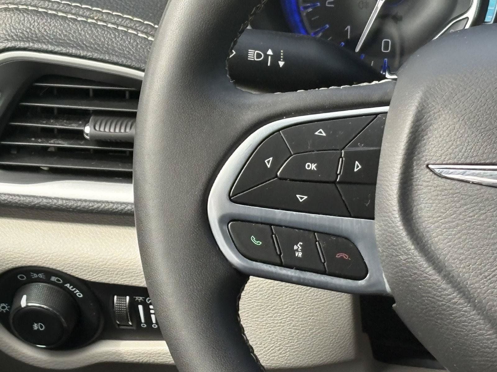 Used 2022 Chrysler Pacifica Touring-L AWD/4WD image 6