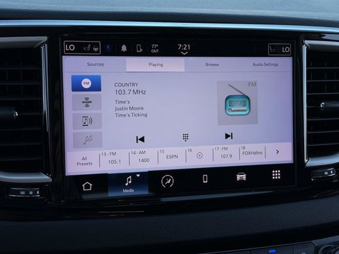 Used 2023 Chrysler Pacifica Touring-L FWD image 10