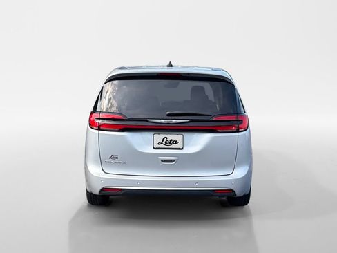 Used 2023 Chrysler Pacifica Touring-L FWD image 5