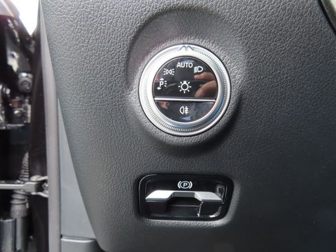 Used 2025 Mercedes-Benz C 300 4MATIC Sedan image 15