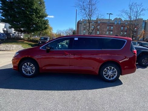 New 2026 Chrysler Pacifica Limited w/ Uconnect Theater Family Group image 4