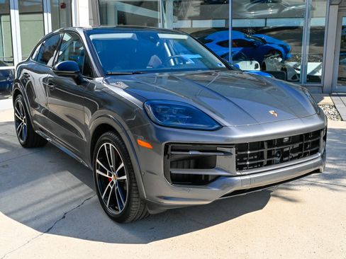 Used 2025 Porsche Cayenne S AWD/4WD image 3