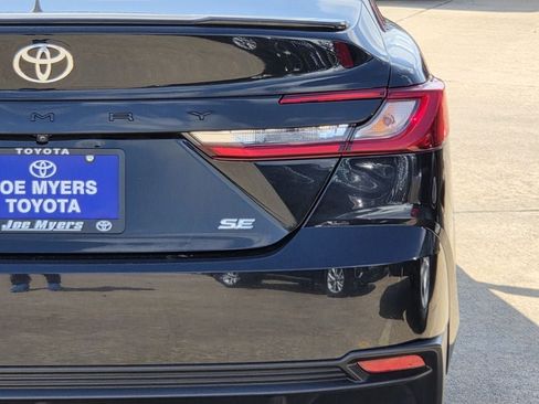 Used 2025 Toyota Camry SE FWD image 9