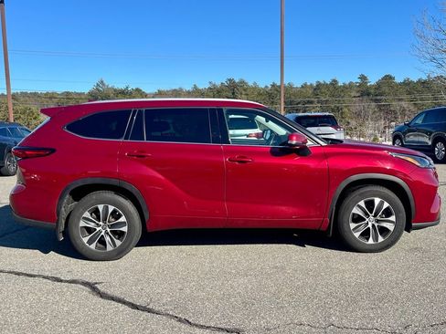 Used 2022 Toyota Highlander XLE AWD/4WD image 7
