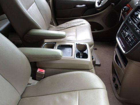 Used 2014 Chrysler Town & Country Touring-L w/ Trailer Tow Group FWD image 18