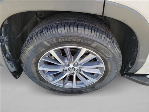 Used 2018 Toyota Highlander XLE AWD/4WD image 11